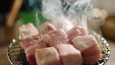 炭火烤五花肉烧烤美食韩式烤肉铁网烤猪肉视频的预览图